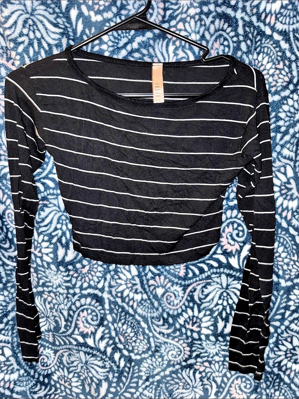 Hollister Striped Crop Top in Black & White Size Large Like New